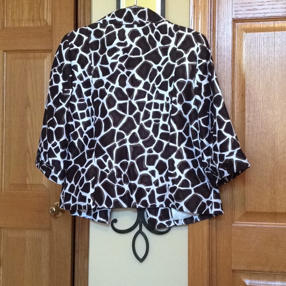 Animal print jacket with 3/4 sleeves. - Picture 3 of 5